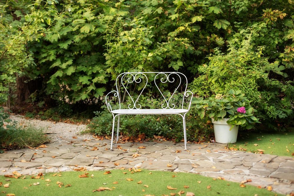 Caldera de pared blanca con panel de control, cerca de toma de corriente y ladrillos en un lavadero.