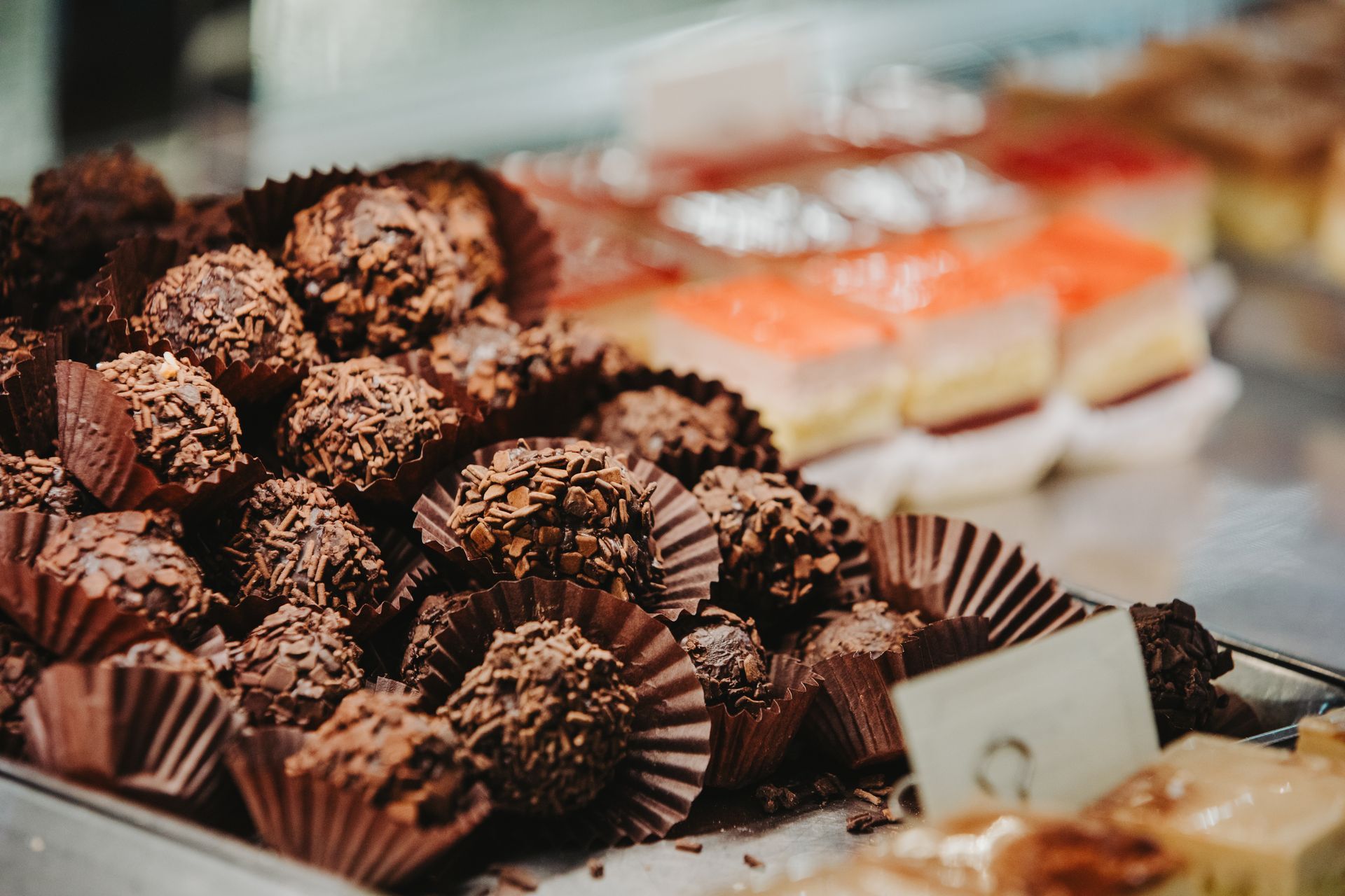 Primo piano di un vassoio di tartufi al cioccolato su un tavolo.