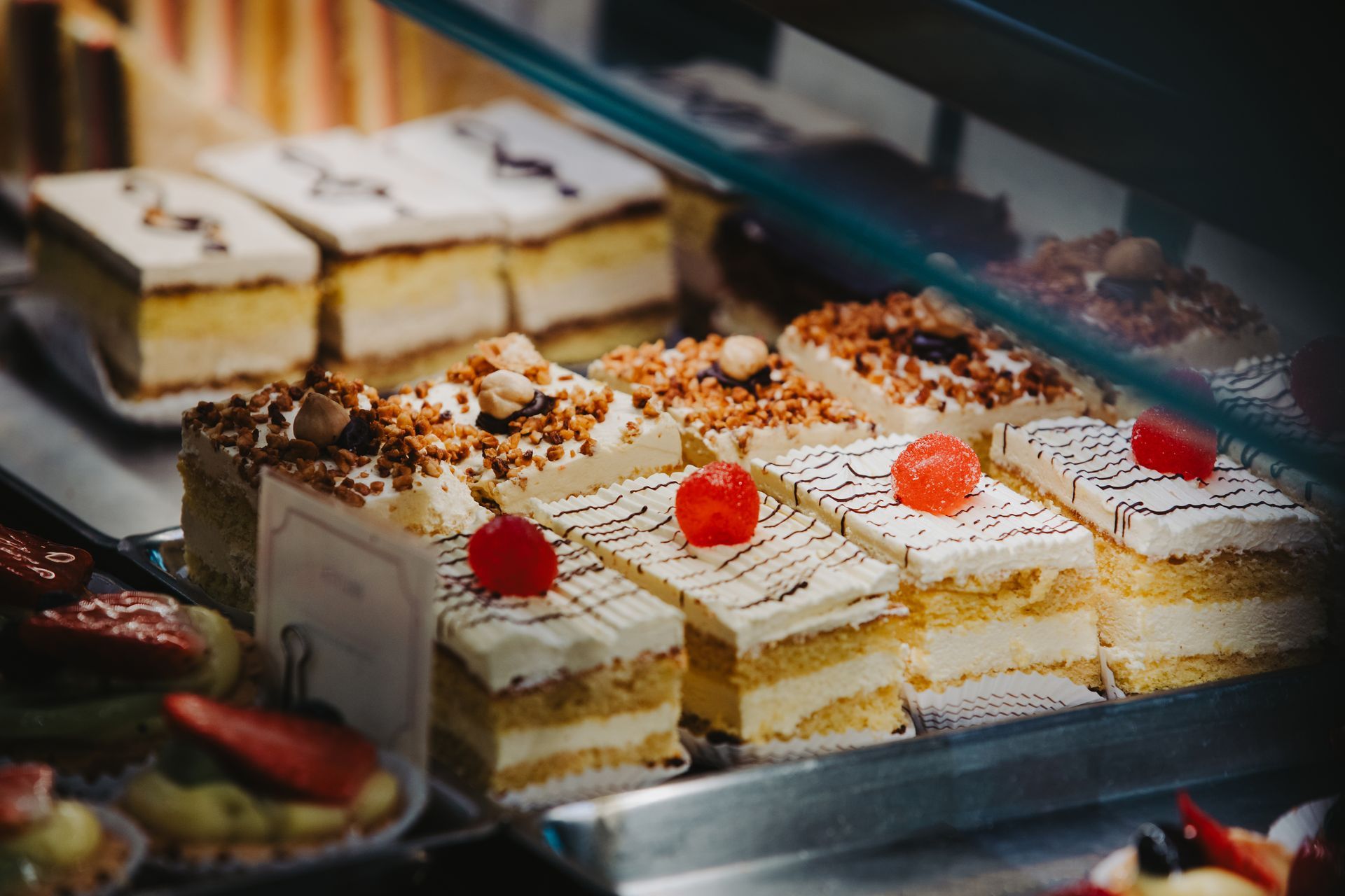 Una vetrina piena di tanti tipi diversi di torte e pasticcini.