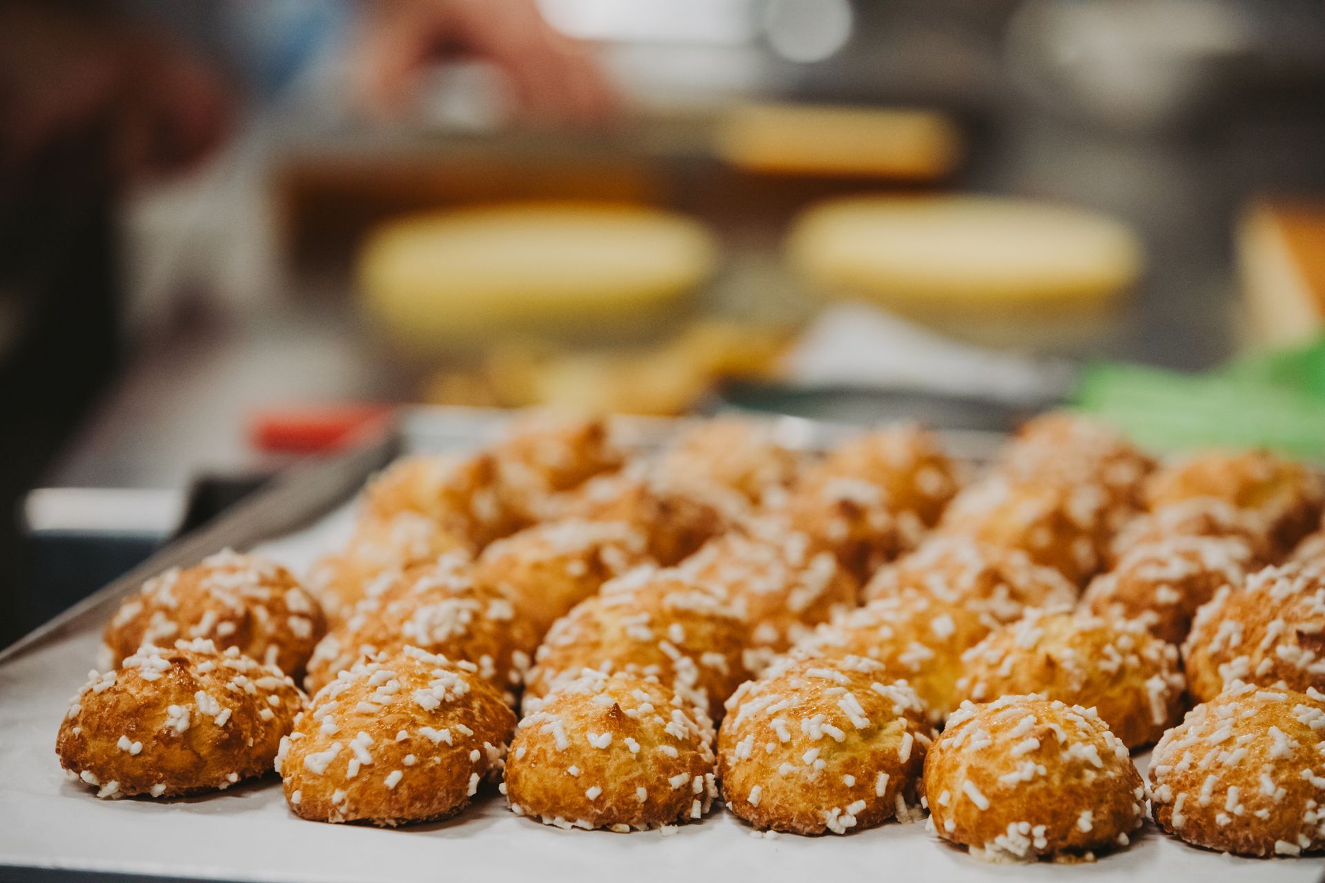 Un mucchio di biscotti ricoperti di zucchero a velo su un vassoio.