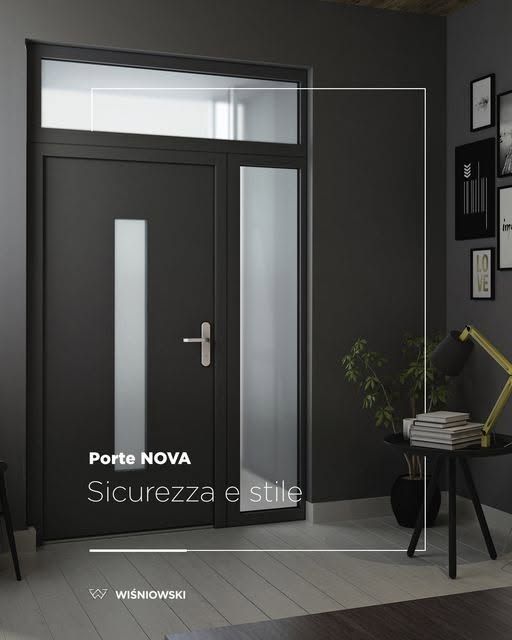 Una moderna porta d'ingresso grigio scuro con pannelli in vetro e maniglia argentata, recante il marchio Wiśniowski.