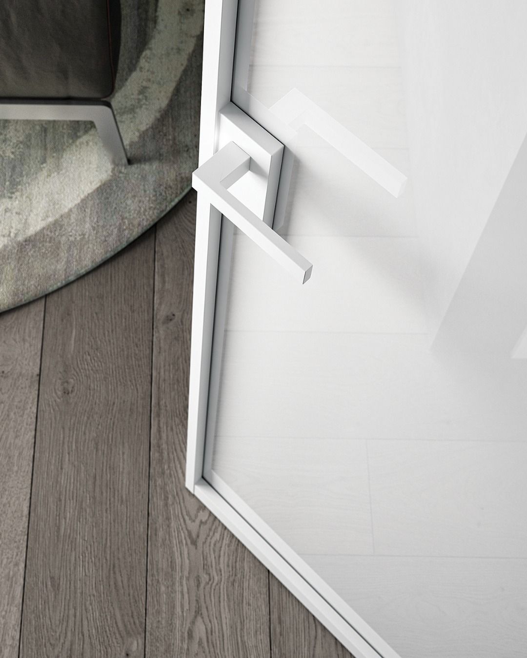 Primo piano di una maniglia bianca e minimalista su una porta di vetro bianca, sullo sfondo di un pavimento in legno sfocato.