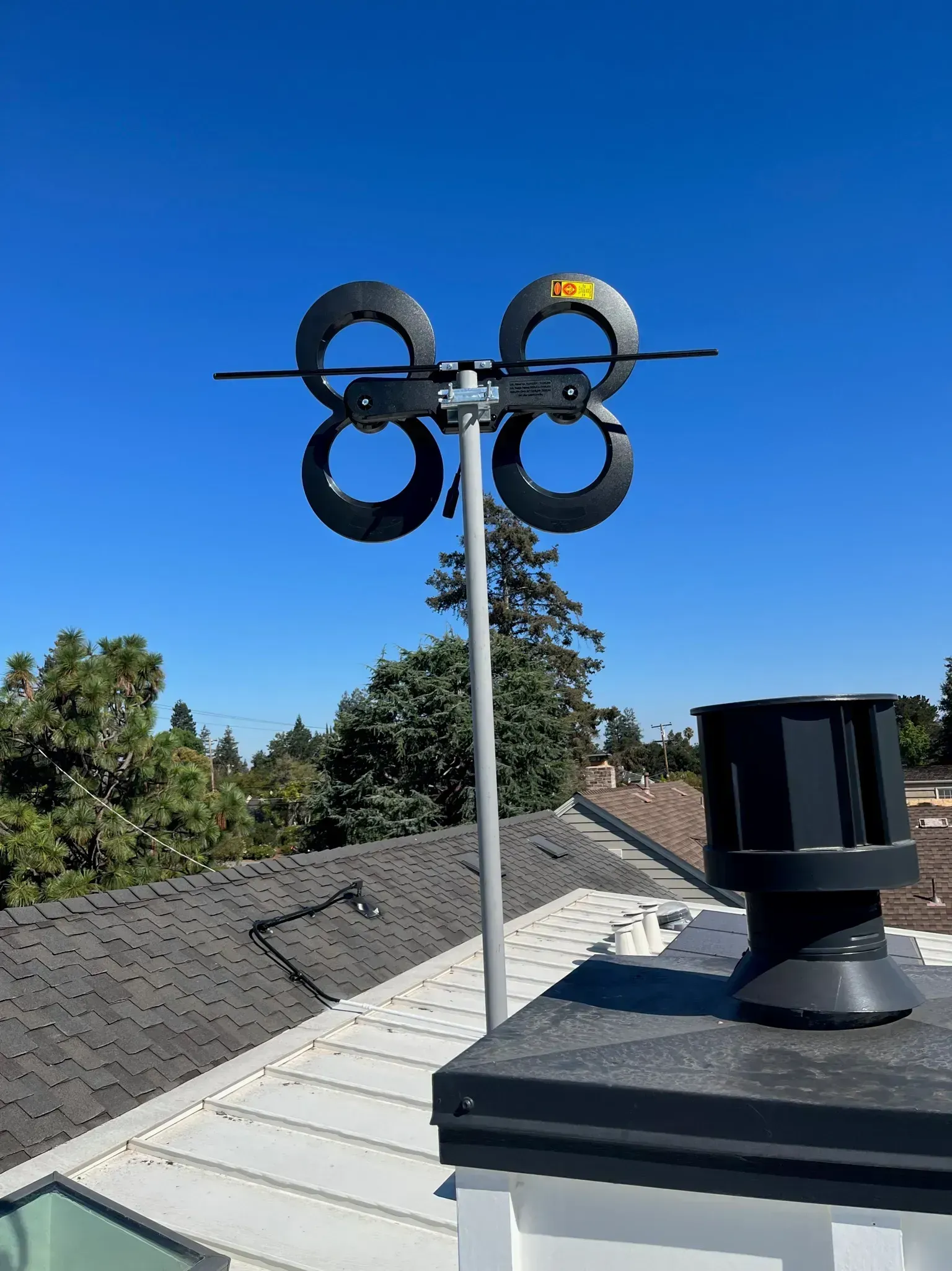 A antenna on top of a roof with the number 88 on it