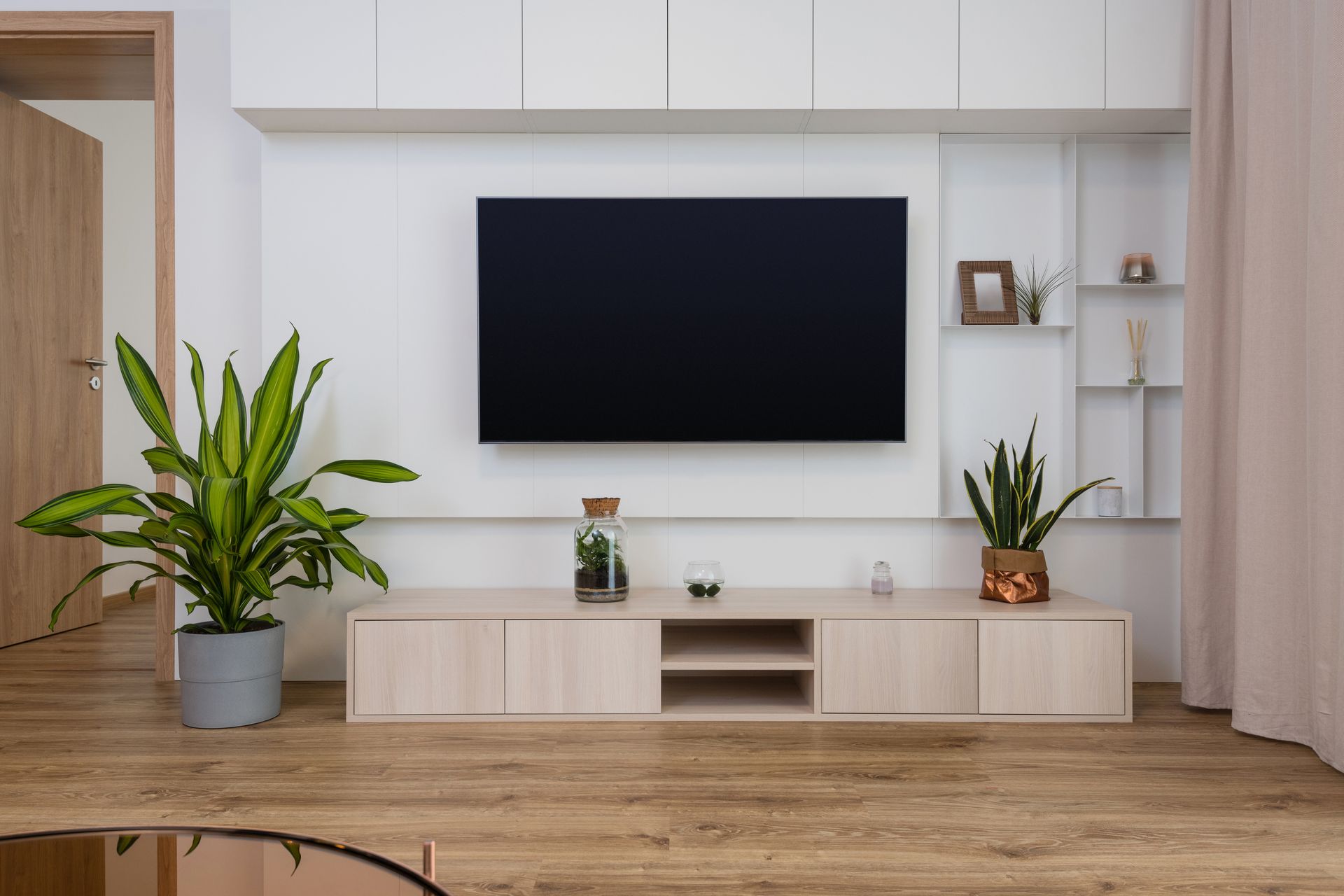 A living room with a flat screen tv on the wall.