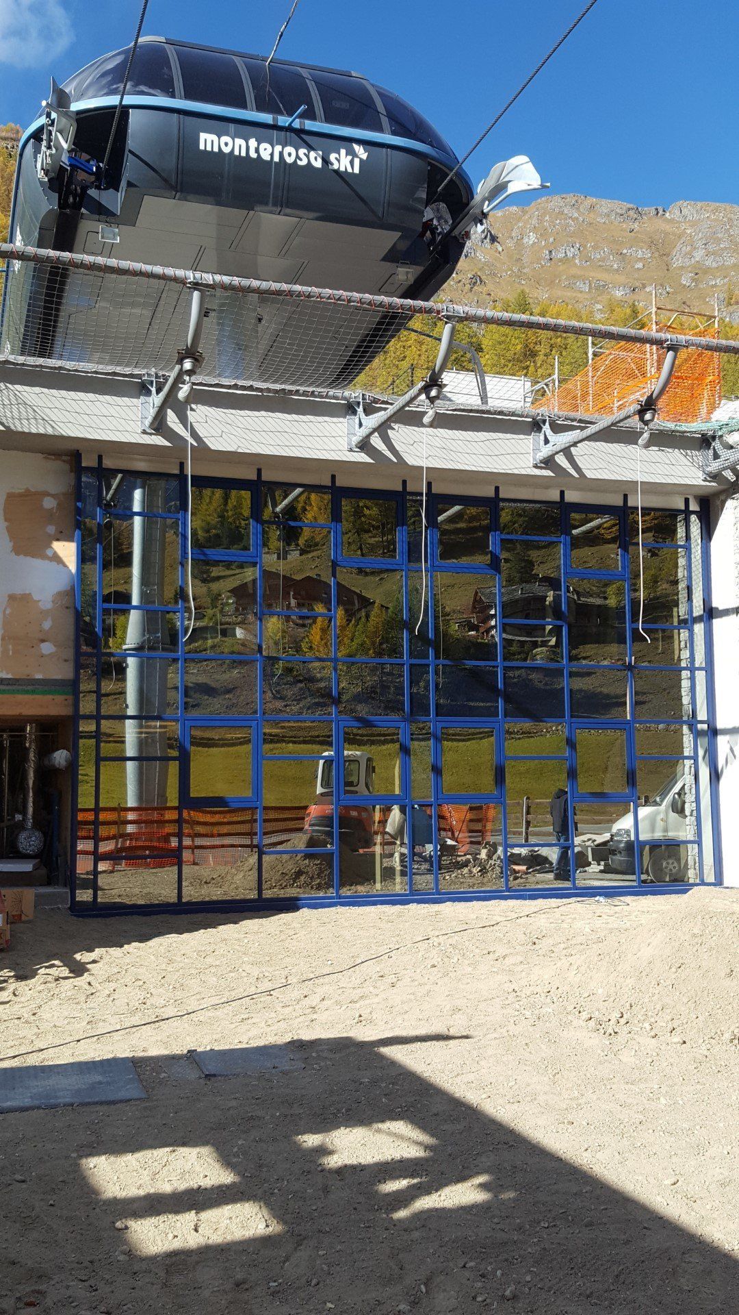 parete con vetrata specchiata