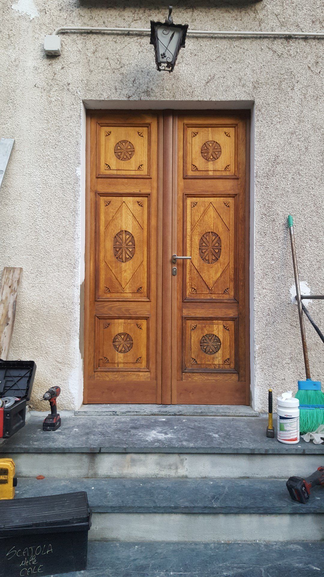 porta in legno decorata