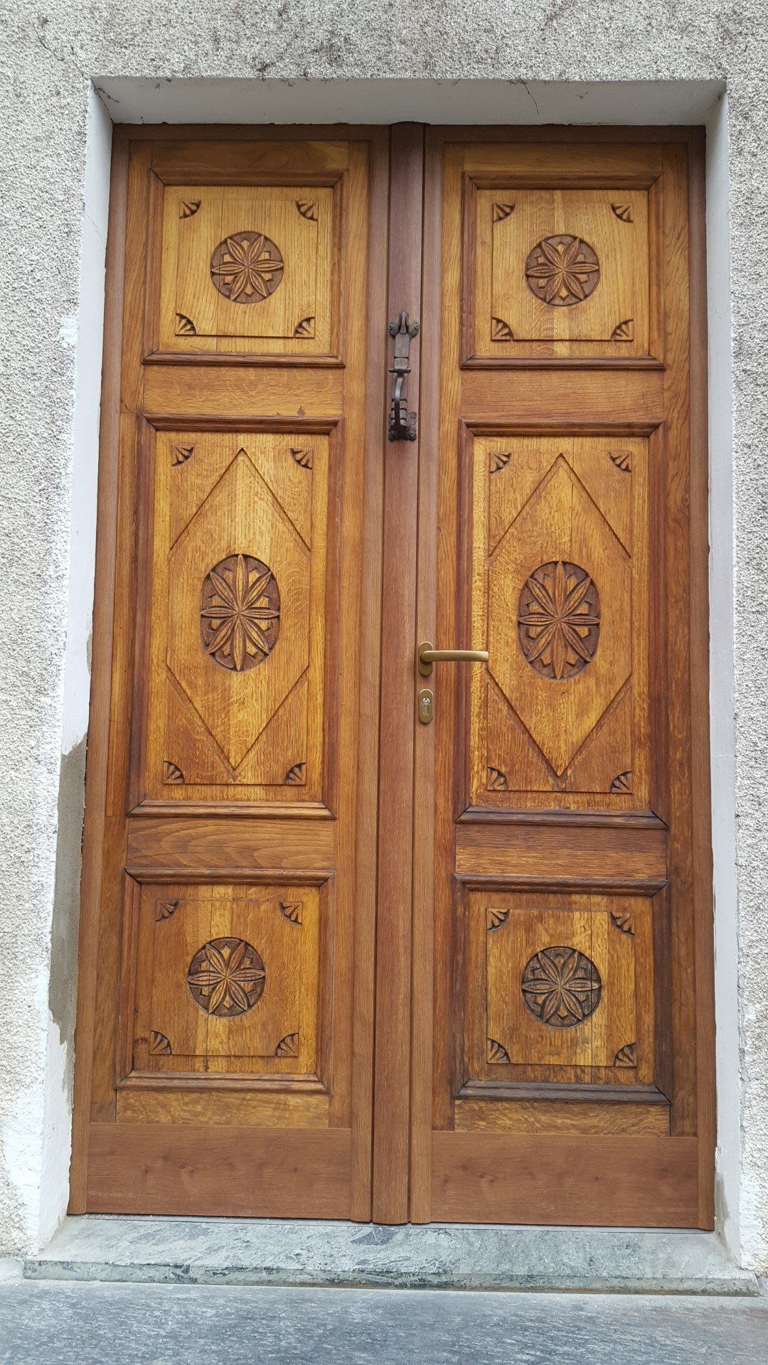 portone d'ingresso in legno decorato