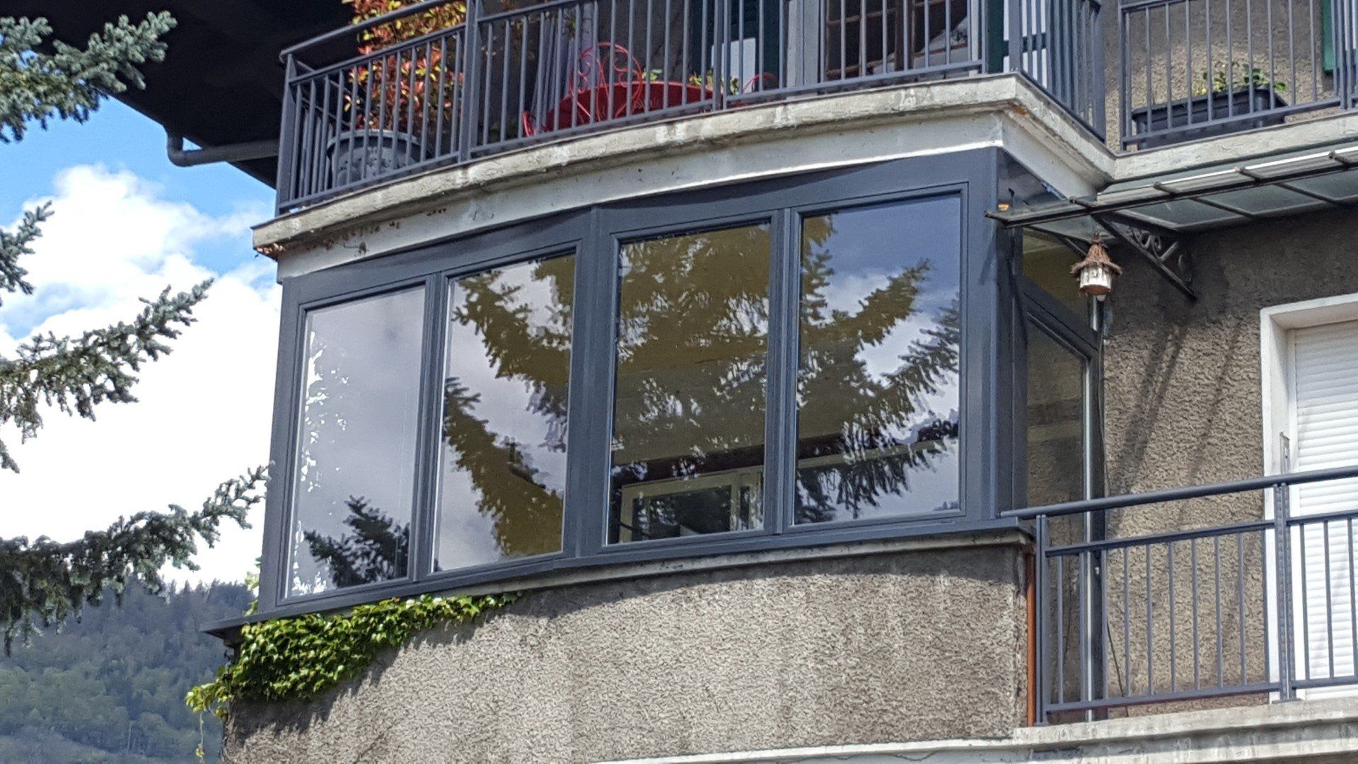 ampie finestre di una struttura alberghiera