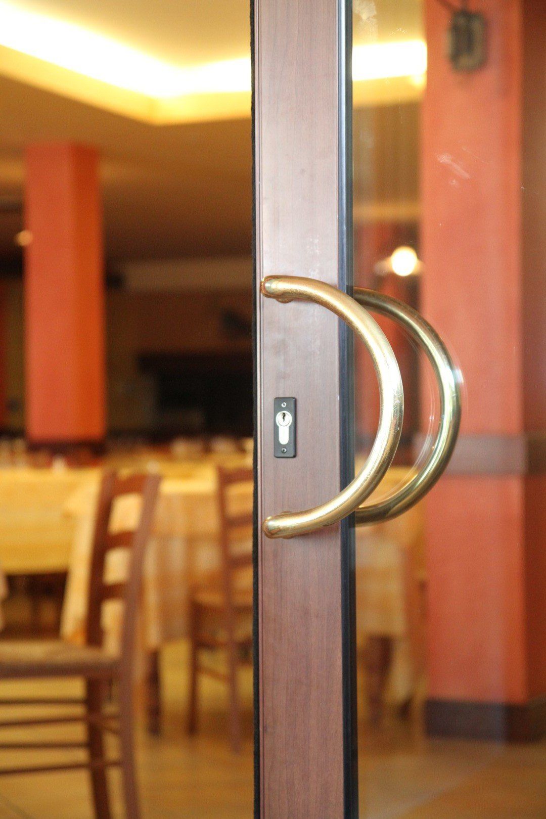 particolare di un infisso in legno