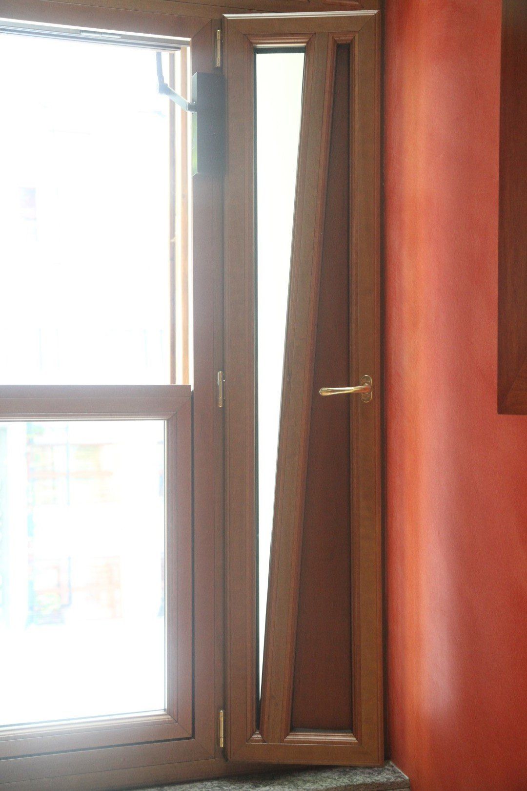 finestra in legno di un ristorante