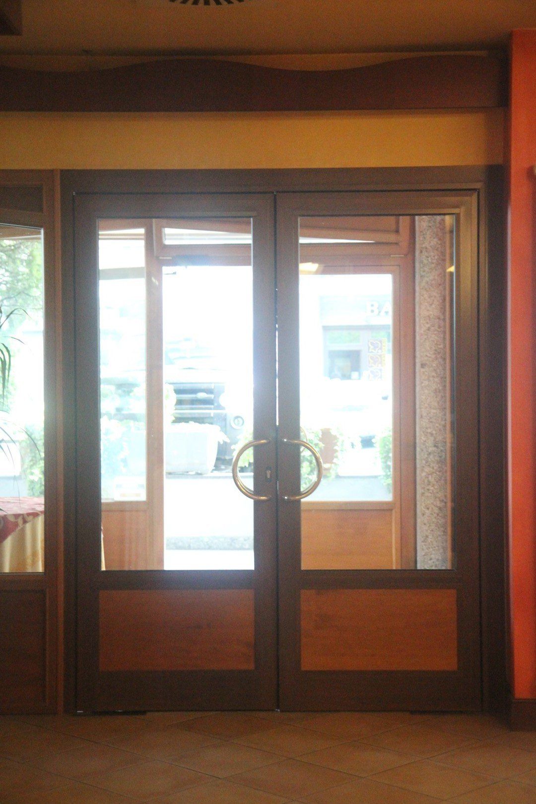 porte di vetro di una struttura ricettiva