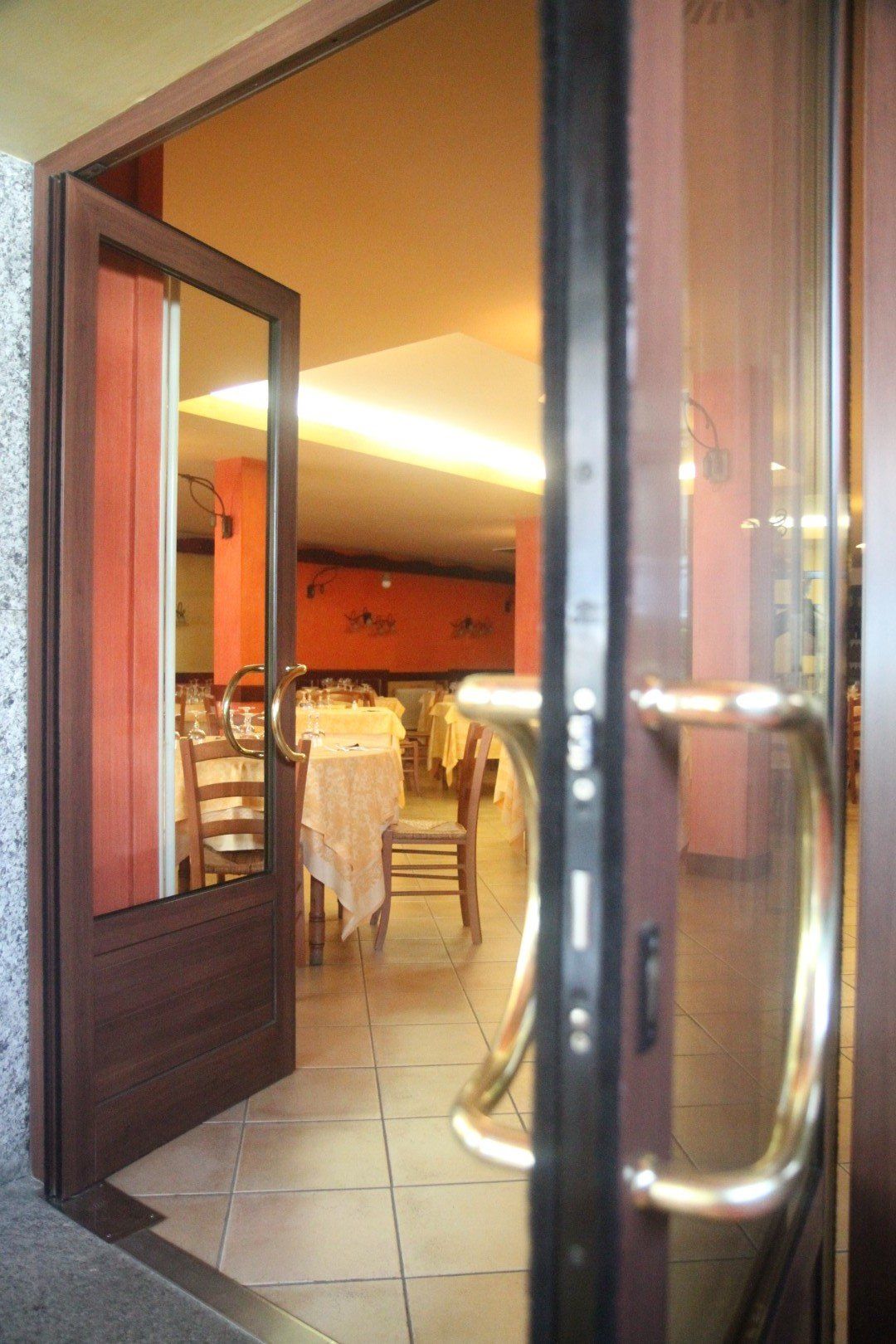 porte di una struttura ricettiva