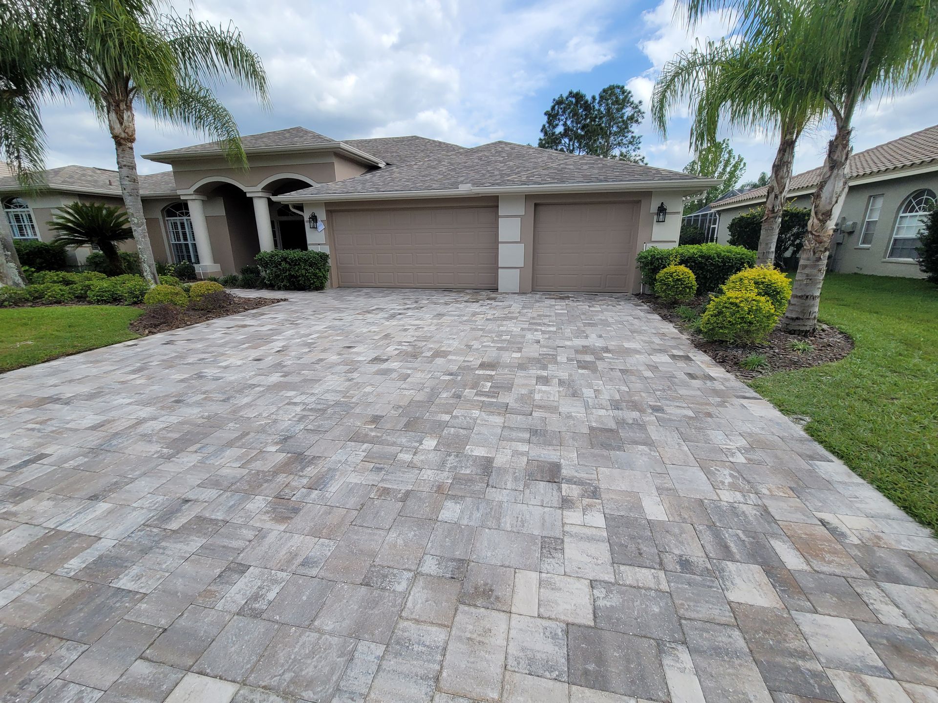 Flagstone - Heritage in White/Tan/Charcoal Brick Paver Driveway in Tampa, FL