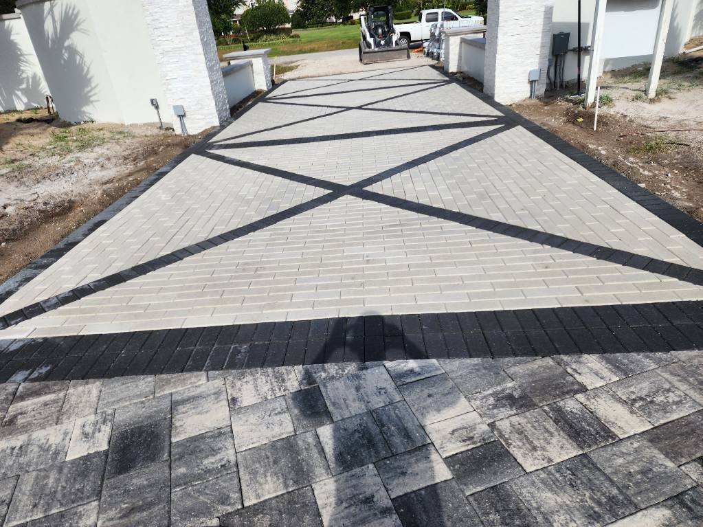 Tremron - Stonehurst in Glacier with White and Charcoal accents. Brick Paver driveway in Tampa, FL