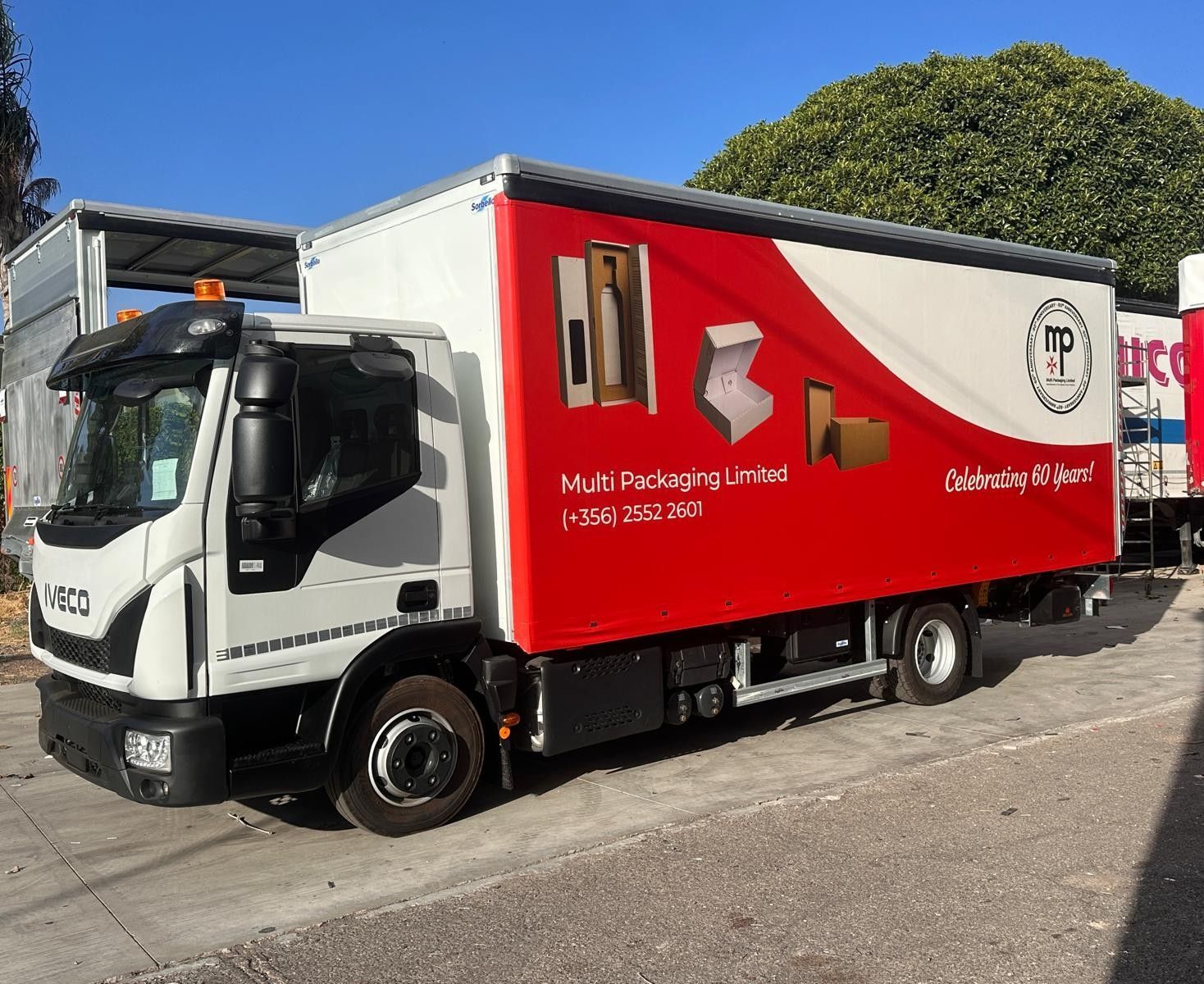 Finestra marrone aperta con vista sul cielo azzurro, zanzariera parzialmente abbassata e due pannelli laterali aperti.