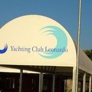 Insegna dello Yachting Club Leonardo su una tenda ad arco color crema, con il logo di un'onda blu.