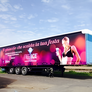 Grande trailer con pubblicità di Free Ice. Donna con bicchiere in mano, sfondo colorato. Scritta 