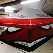 Tenda a baldacchino rossa e bianca con logo sulla parte superiore e sui lati, installata all'interno.