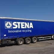 Un camion per la raccolta differenziata Stena blu contro un cielo terso e azzurro.