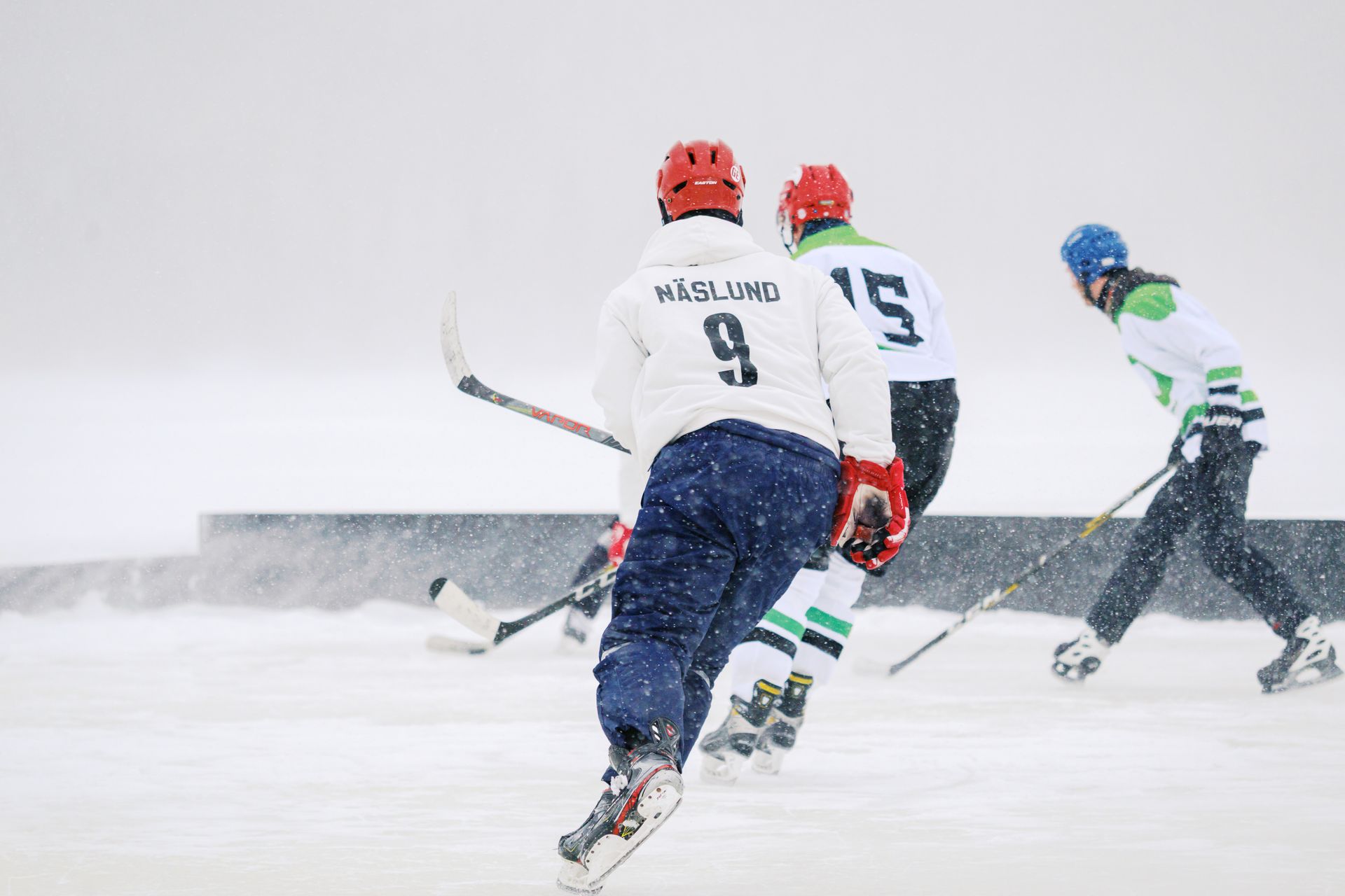 Vauhdikasta pipolätkää ja pond hockey -tunnelmaa. Turnauksen ottelut pelataan 4 vs 4 ilman maalivahteja aidoilla ulkojäillä.