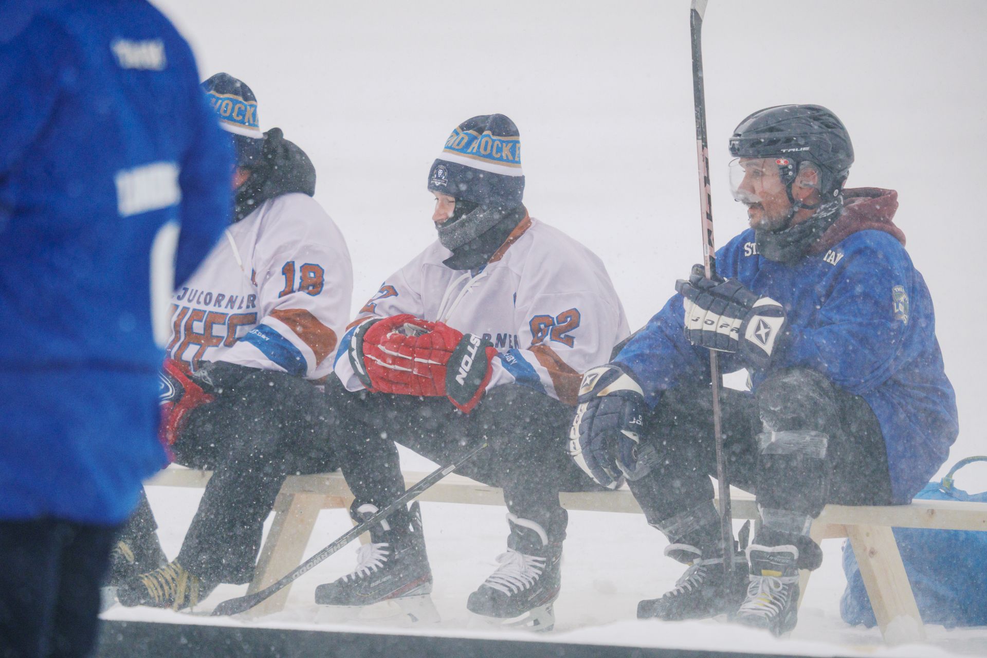 Pond hockey -joukkue valmistautuu peliin. Pipolätkä on rento ja yhteisöllinen talviurheilutapahtuma harrastajille.