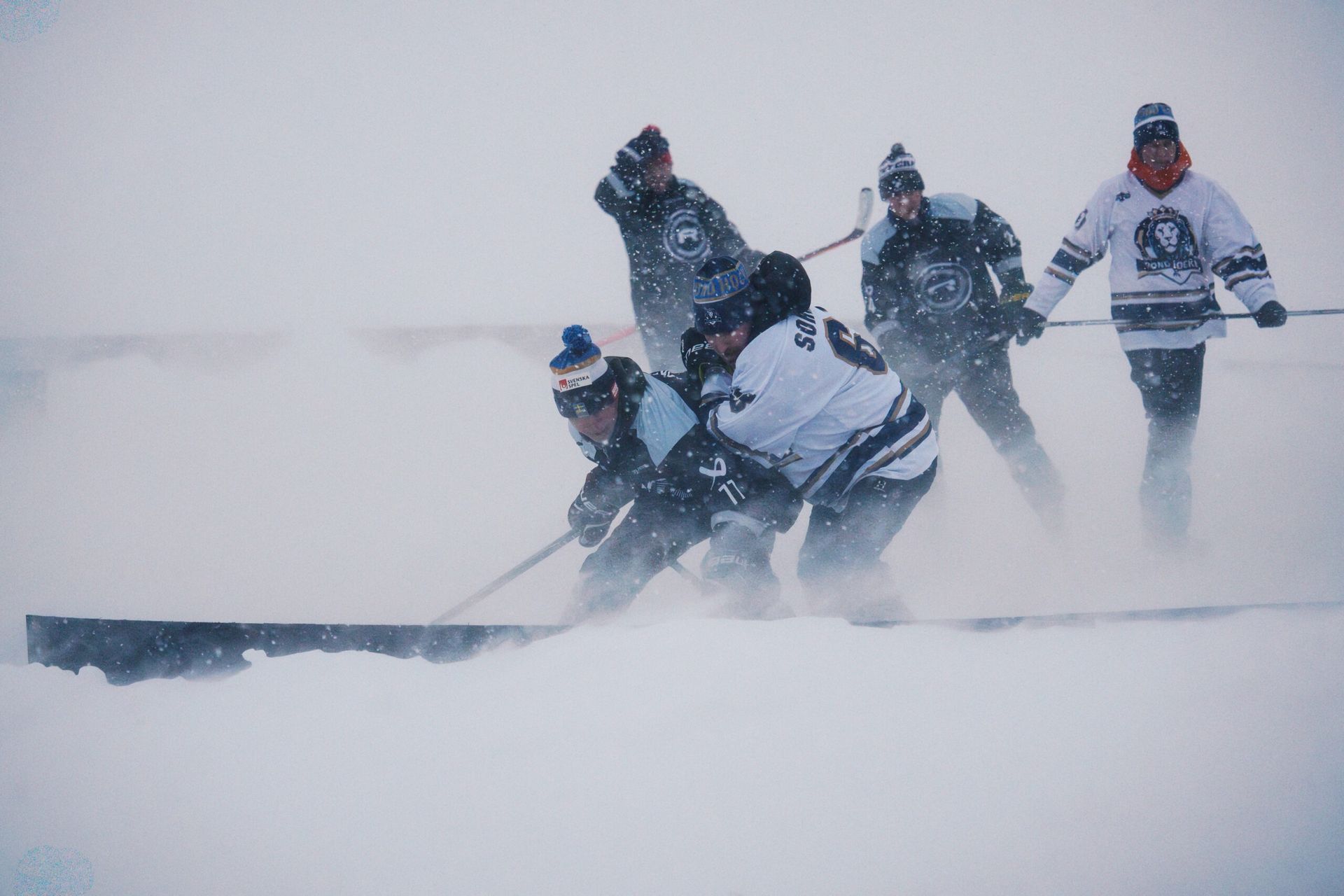 Pipolätkä-pelaaja vauhdissa Åre-järven jäällä. Pond hockey -turnauksessa varusteiksi riittävät luistimet, maila ja kypärä.