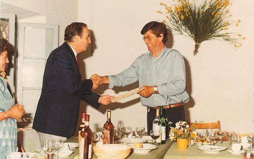 Foto storica con due uomini a pranzo insieme