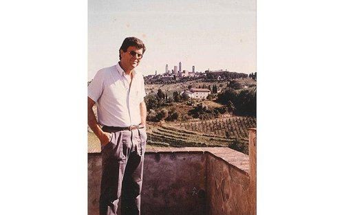 Foto storica signore davanti a colline di Siena