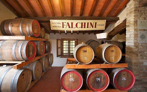 Cantina con botti di vino