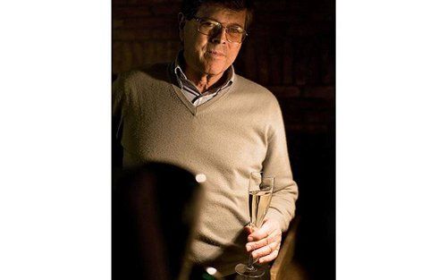 Uomo con un calice di vino bianco
