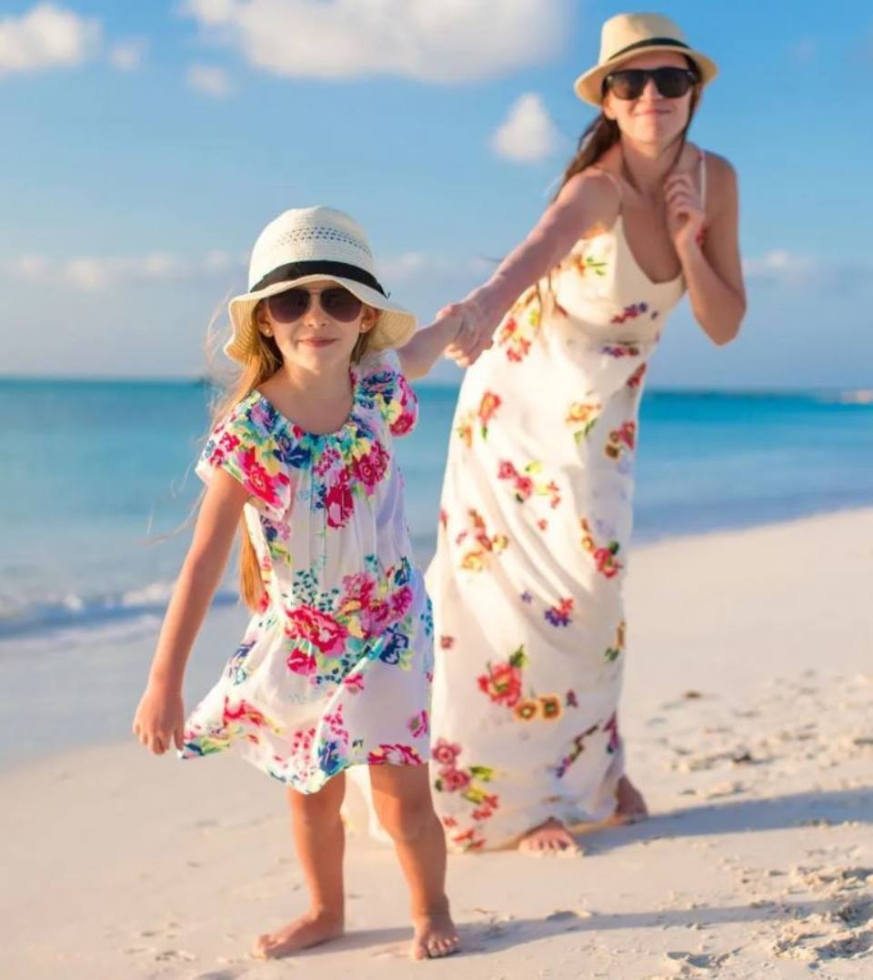Mamma e figlia in spiaggia