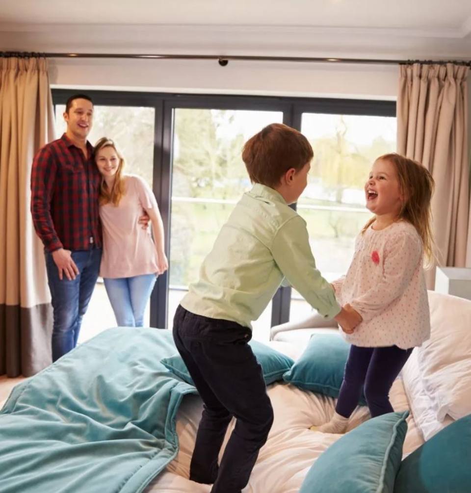 Famiglia in camera d'albergo