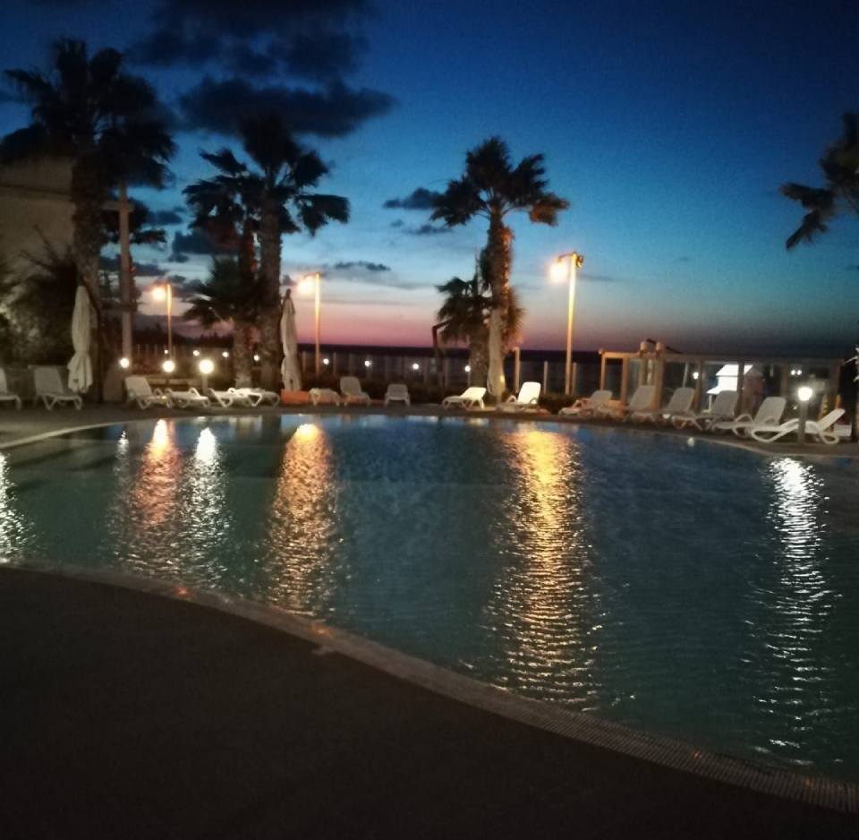 Piscina con luci notturne