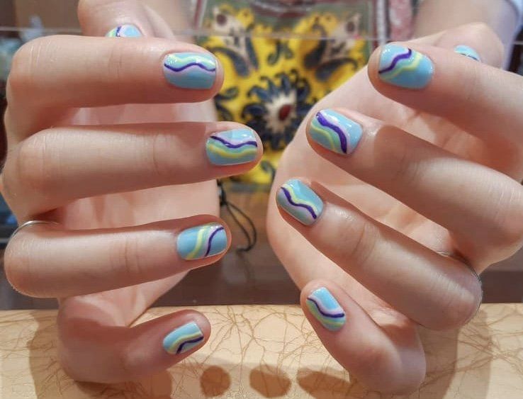 manicure con smalto azzurro