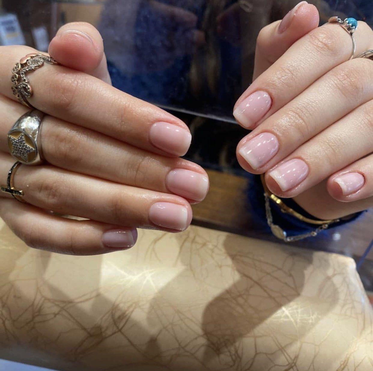 manicure con smalto neutro