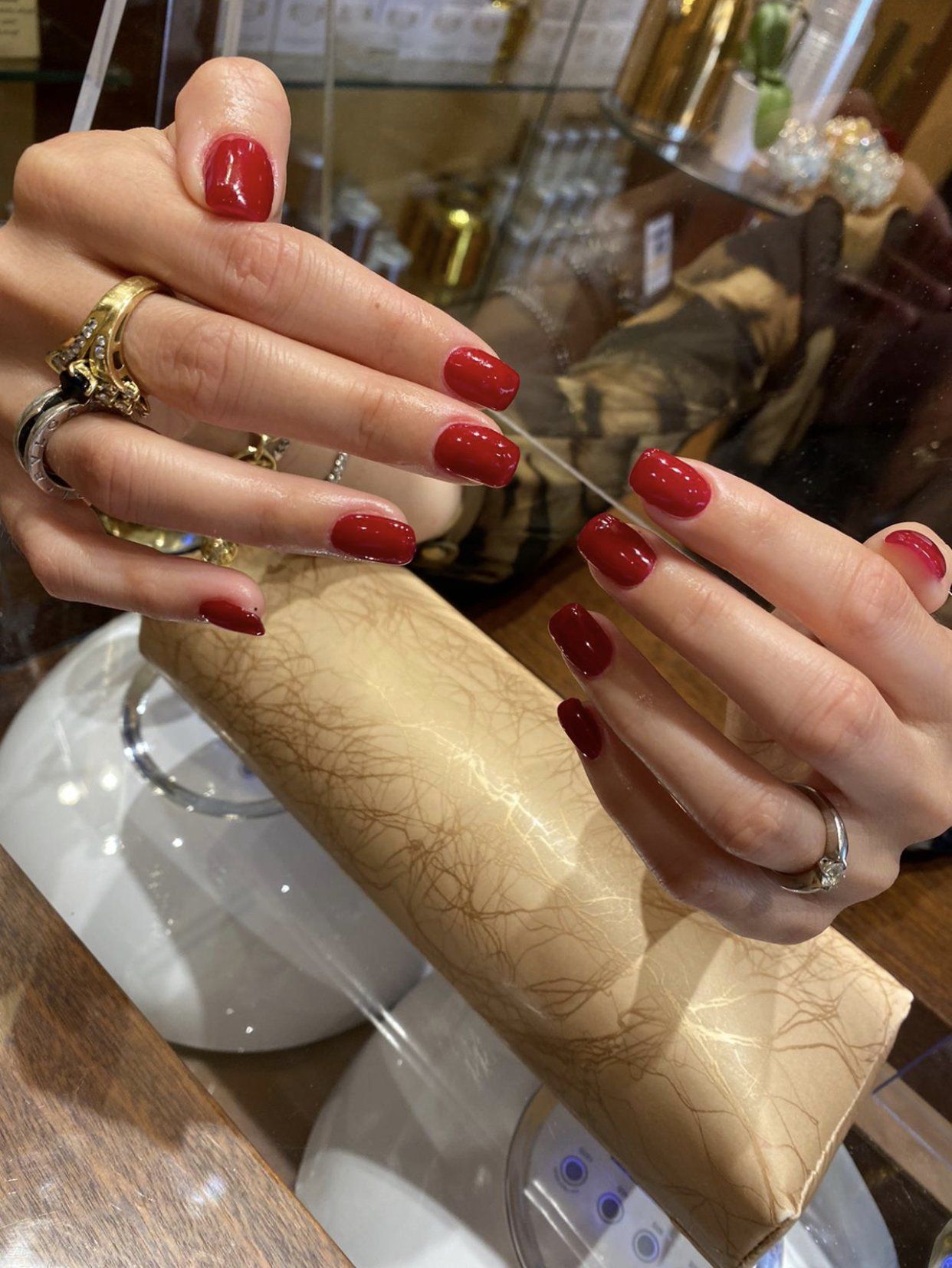 manicure con smalto rosso