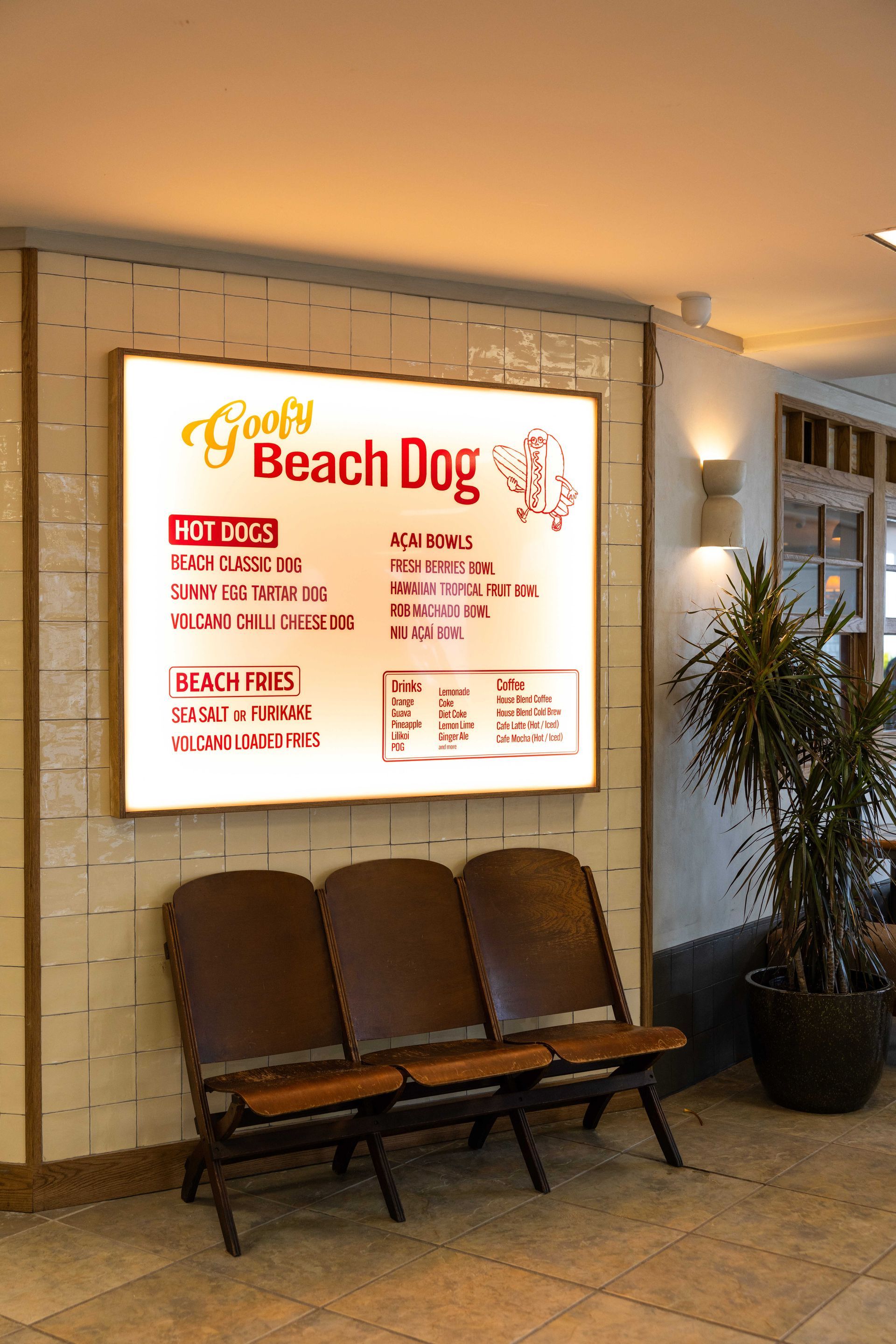 Goofy Cafe & Dine - Waikiki Beach_hotdog