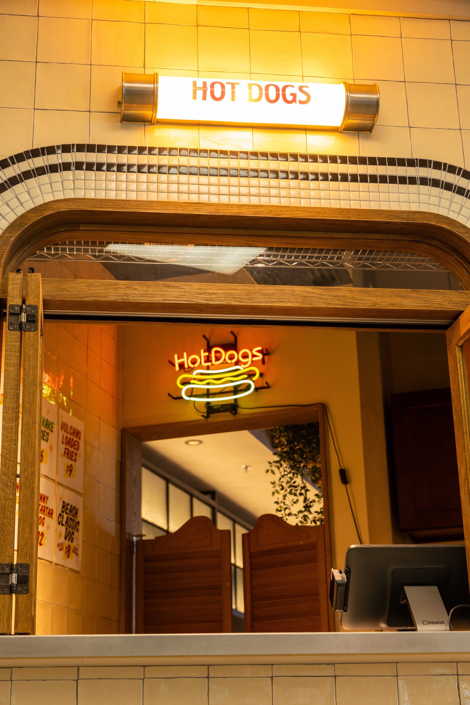 Goofy Cafe & Dine - Waikiki Beach_Hot dog stand