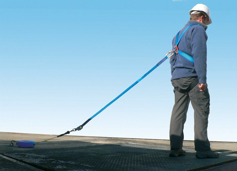 operaio ad alta quota con imbracatura