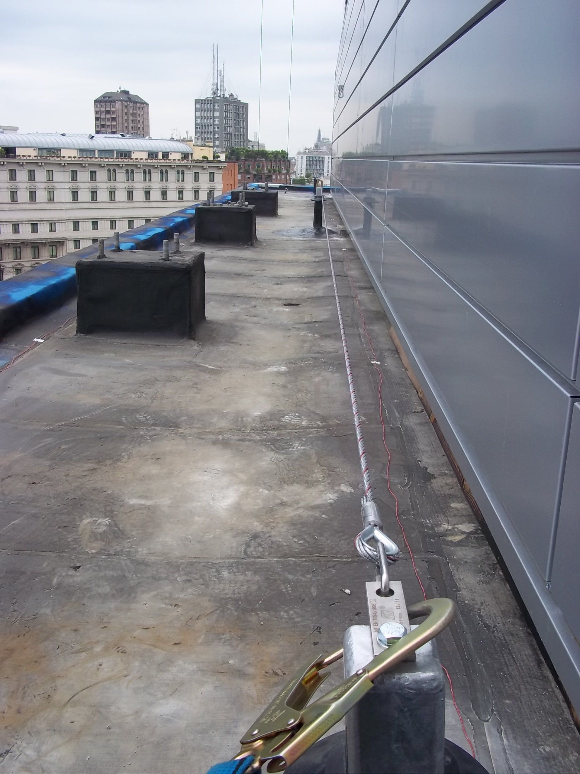 linea vita attaccata ad un palo