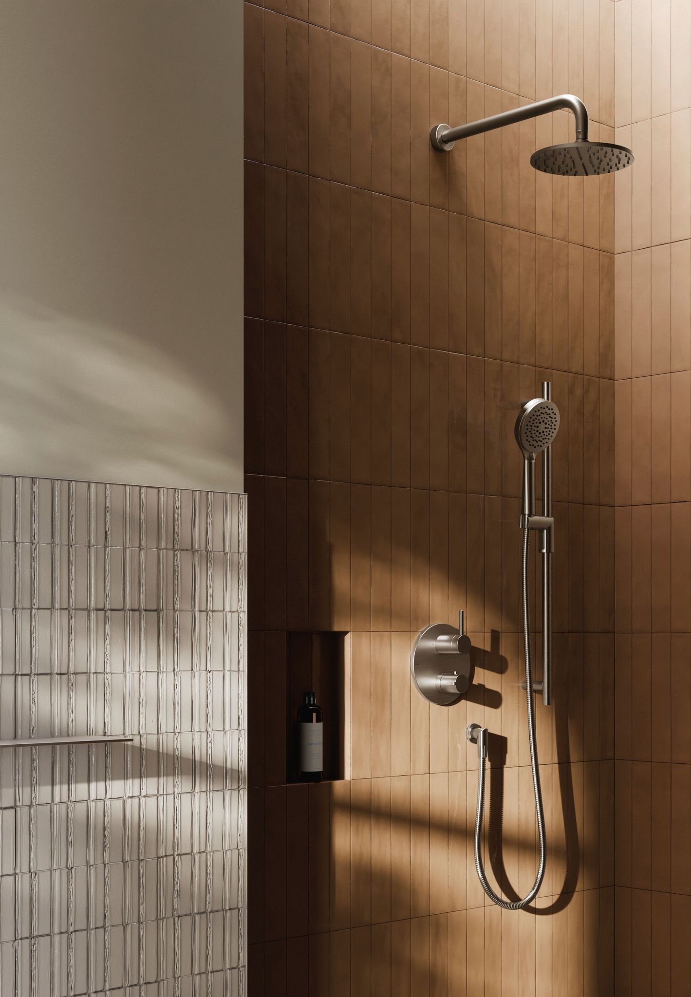 Douche avec boiseries, pommeau de douche à effet pluie, douche à main et distributeur de savon intégré; lumière naturelle.