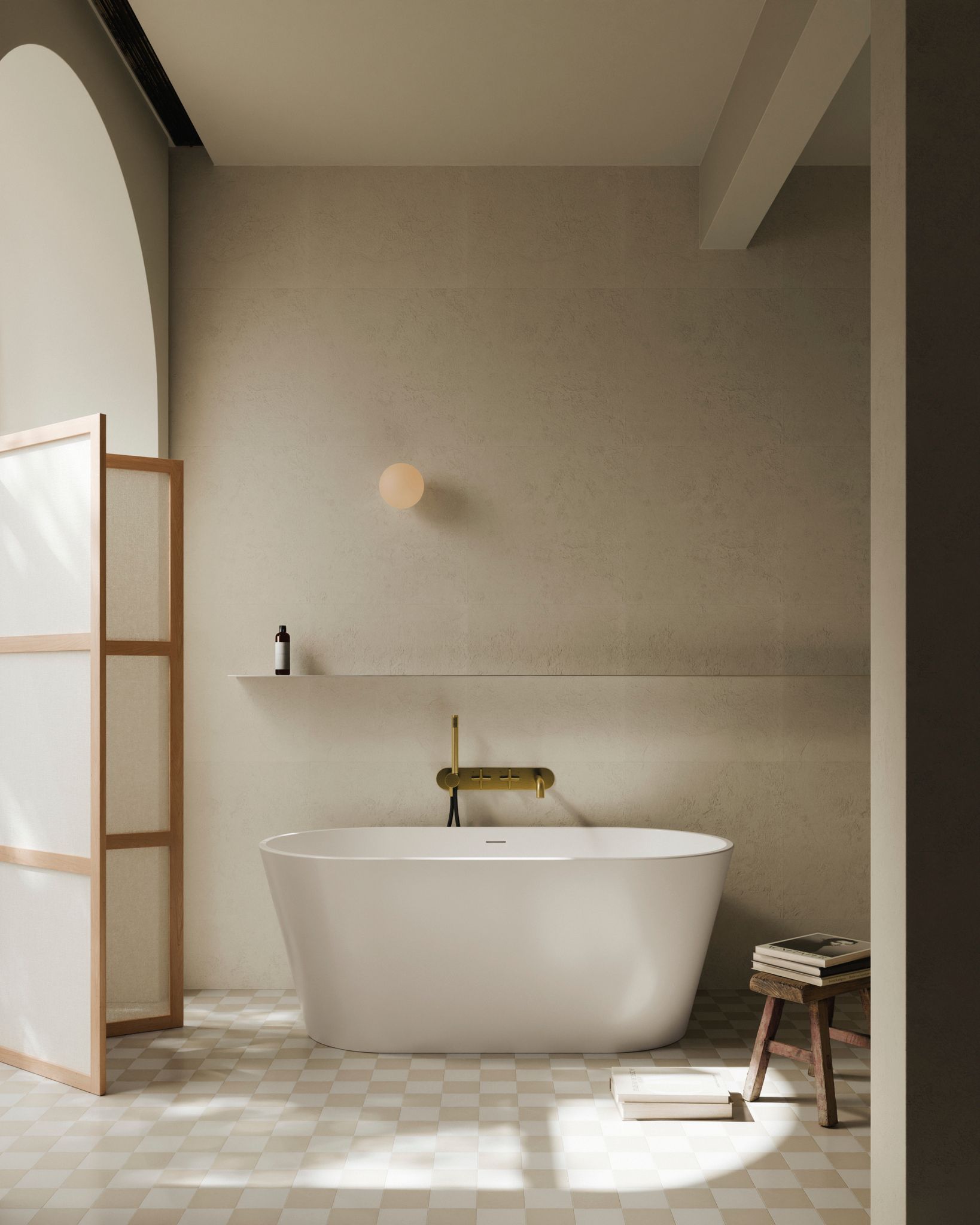 Salle de bain avec baignoire blanche autoportante, robinetterie dorée, murs beiges, paravent et tabouret en bois, sol en damier.