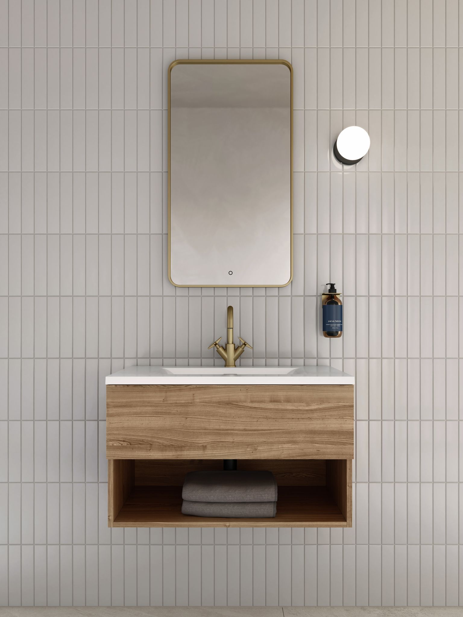 Coiffeuse en bois avec lavabo, miroir et robinet doré contre un mur carrelé ; une lumière et une bouteille complètent l'installation.