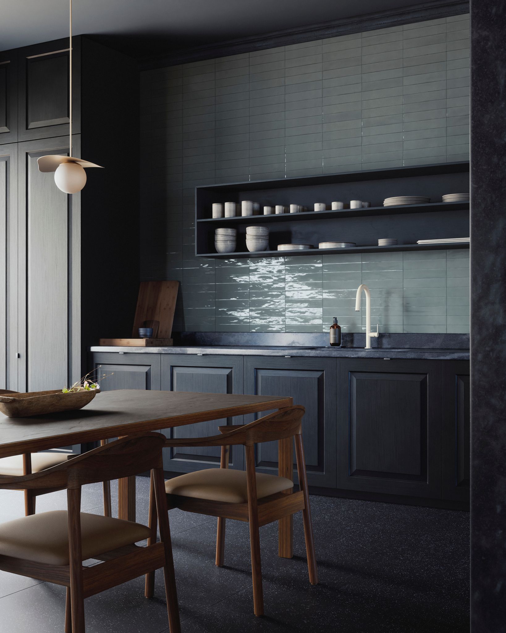 Cuisine sombre avec armoires noires, étagères et table à manger; chaises en bois; suspension.