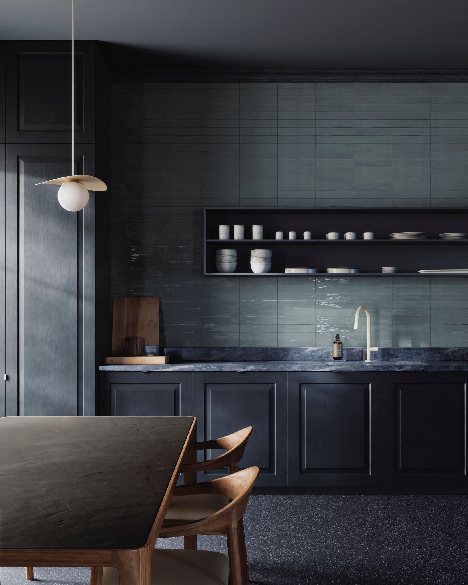 Cuisine sombre avec dosseret en carrelage bleu-vert, étagères ouvertes, armoires foncées et table à manger en bois.