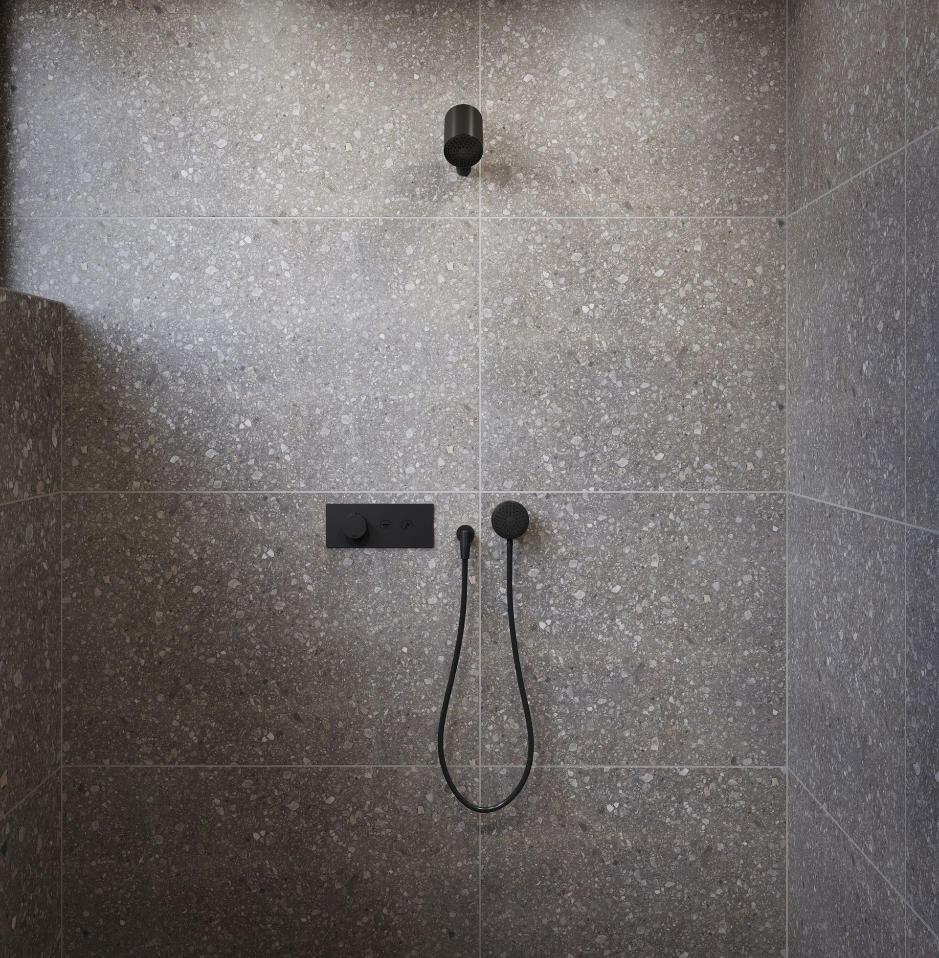 Douche avec robinetterie noire sur carrelage gris moucheté.