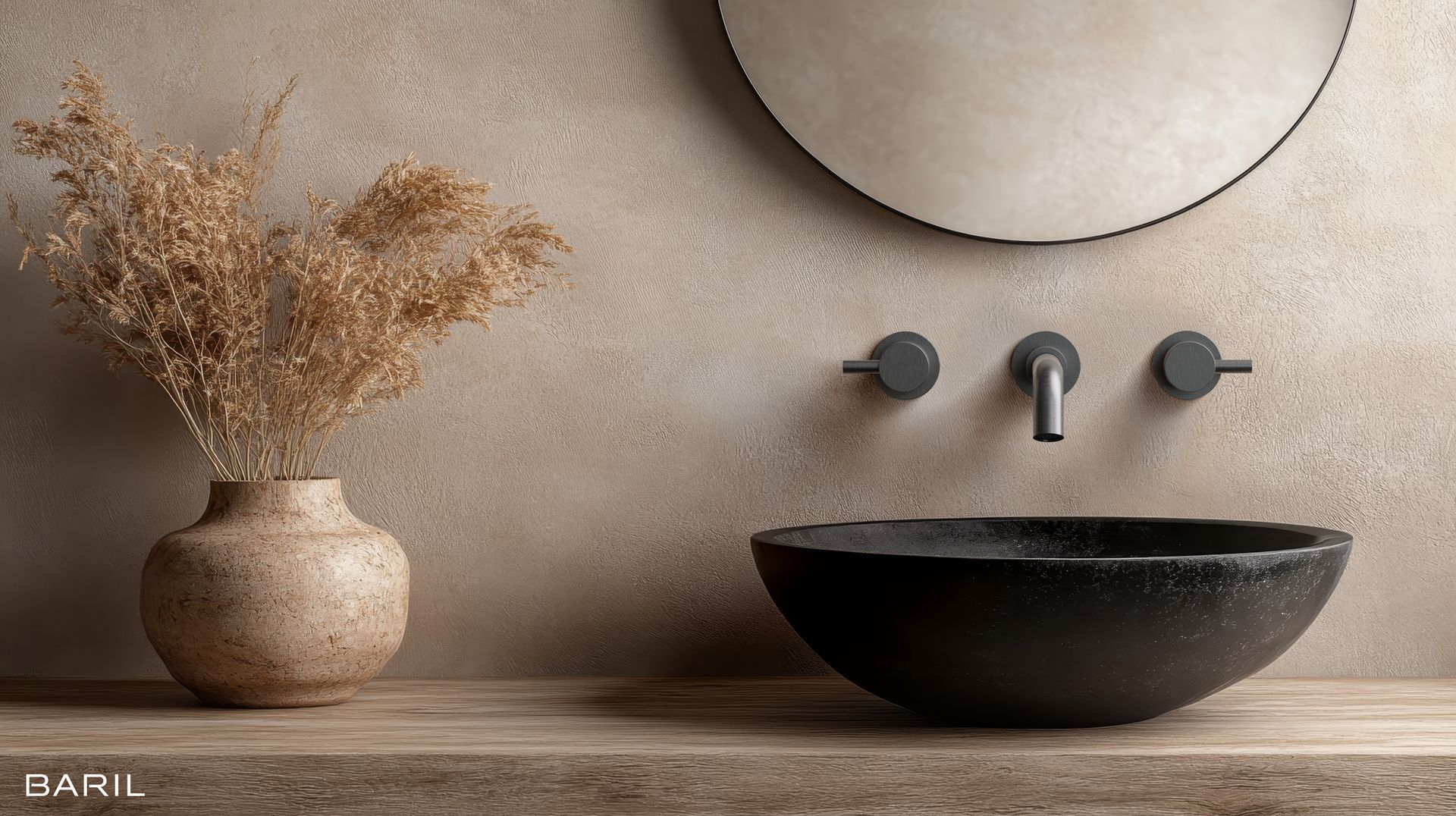 Vasque noire avec robinet noir, miroir rond et vase de plantes séchées.