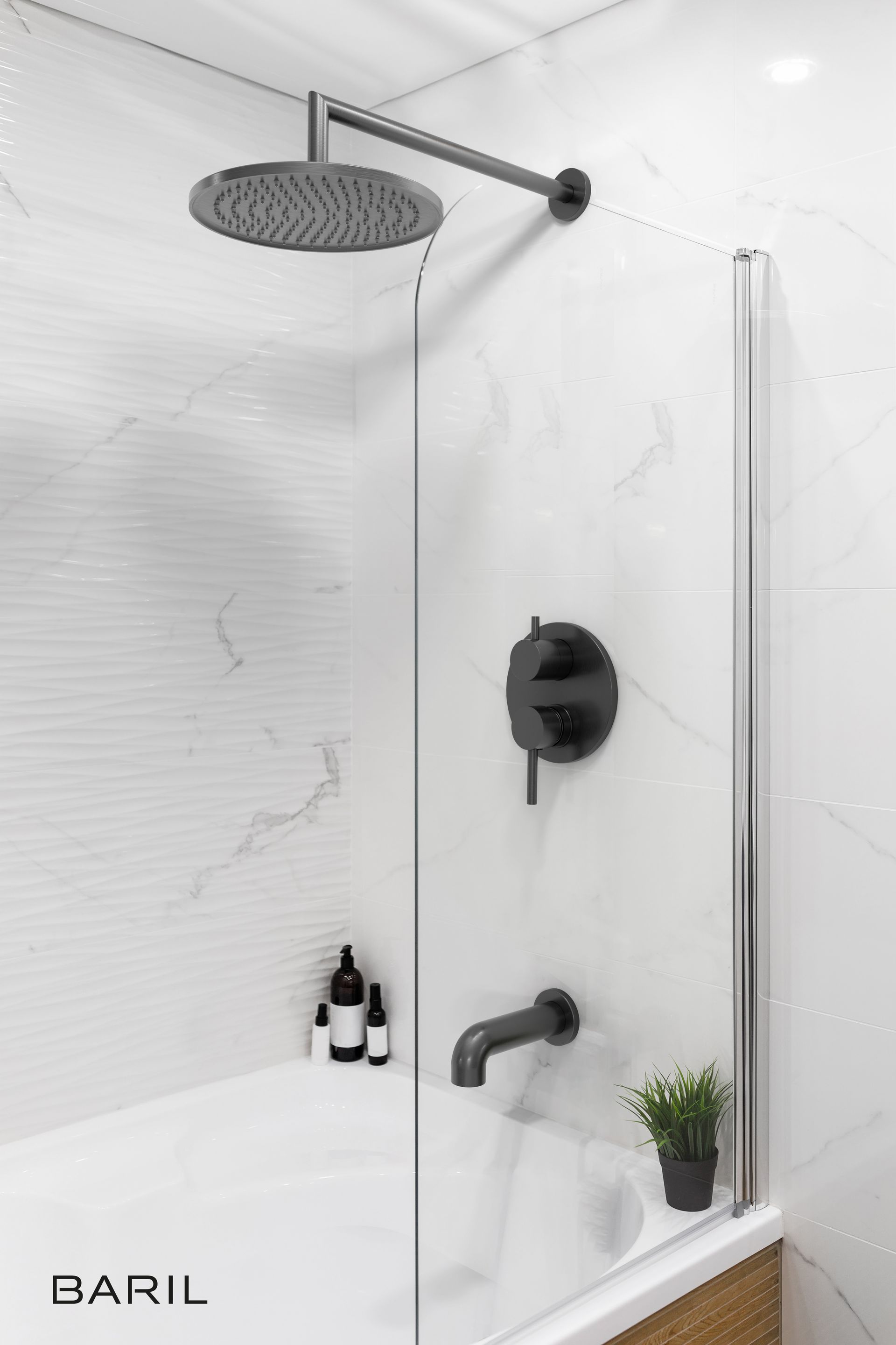 Salle de bain moderne avec luminaires noirs, murs en marbre et paroi de douche en verre transparent.