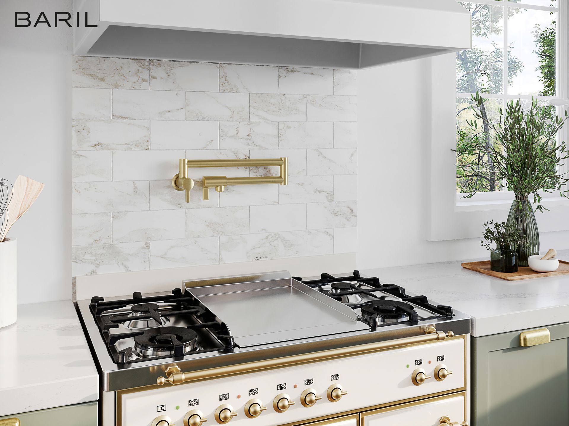 Cuisine avec cuisinière, quincaillerie dorée, dosseret en marbre et hotte en acier inoxydable.