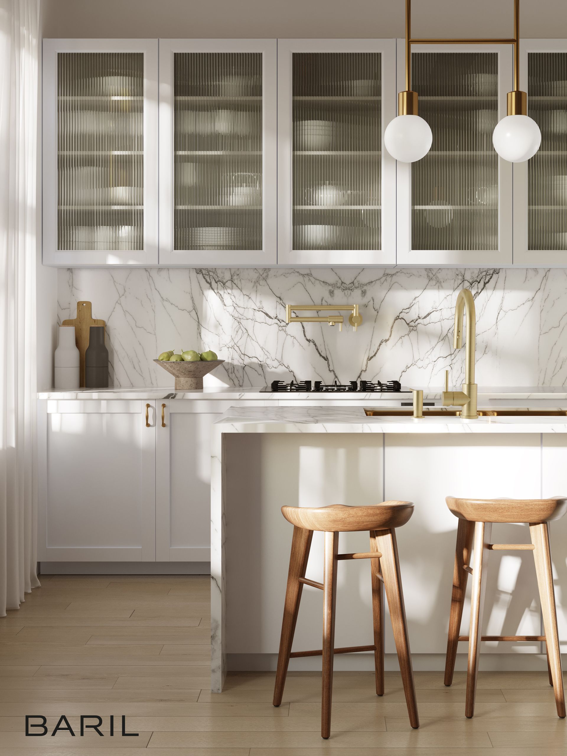 Élégante cuisine blanche avec dosseret en marbre, armoires en verre, luminaires dorés et tabourets en bois sur un îlot.